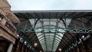 Londra, İngiltere. 20 Ekim 2024: Londra, İngiltere 'deki Covent Garden Market' te yürüyen turistler
