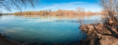 Ebro nehrinin panoramik manzarası güneşli bir günde İspanya 'nın Ginestar köyündeki doğal manzara boyunca akar.