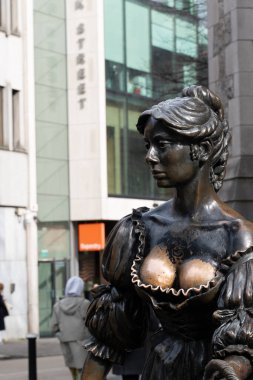 Suffolk Caddesi 'ndeki Dublin İrlanda' daki Molly Malone heykeli..