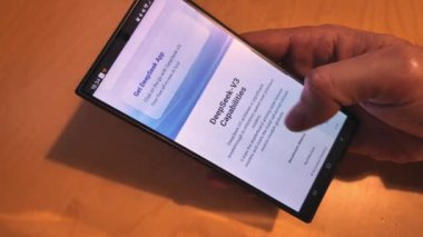 Barselona, İspanya. 28 Ocak 2025: Akıllı telefondan derin arayışlı yapay zeka chatbot uygulaması ile el etkileşimi, özelliklerini ve yeteneklerini gösteriyor. İllüstrasyon Editörü