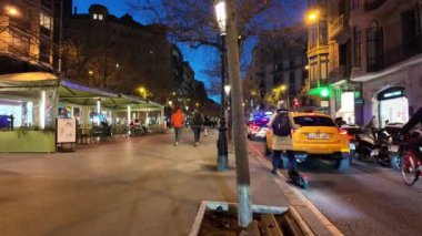 Barselona, İspanya. 12 Şubat 2024: Bisikletli Barselona 'da Rambla Caddesi' nden geçerken
