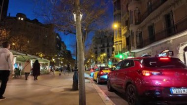 Barselona, İspanya. 12 Şubat 2024: Taksiler ve yayalar Barselona 'da geceleri rambla oluşturuyorlar.
