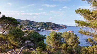 Akdeniz ve çam ağaçlarının yer aldığı Costa Brava 'da popüler bir turizm beldesi olan tossa de mar' ın nefes kesici manzarası