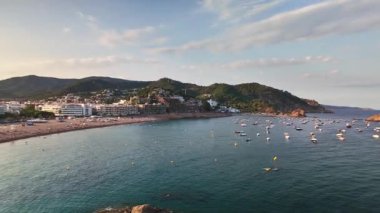 Akdeniz 'de Costa Brava' da popüler bir turizm merkezi olan Tossa de mar sahilinde dinlenen turistler