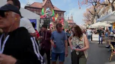 Valencia, İspanya. 18 Mart 2024: Valencia, İspanya 'da düzenlenen Fallas Festivali sırasında turist ve yerlilerin renkli heykellerin yanında yürümeleri