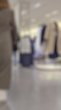 Kasıtlı olarak, alışveriş yapanların hızlı bir moda mağazasında elbise raflarına göz attığını göremedik. Parlak ışıklar ve modern perakende iç mekan işlek bir alışveriş ortamı yaratır..