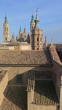 Döşemeli çatılar ve el pilar bazilika içeren Zaragoza gökyüzü manzarası