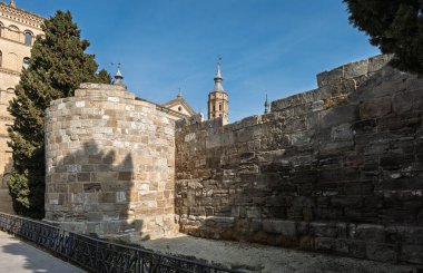 Zaragoza, İspanya 'da dimdik duran antik Roma duvarları, şehrin zengin tarihi ve mimari mirasının bir vasiyeti.