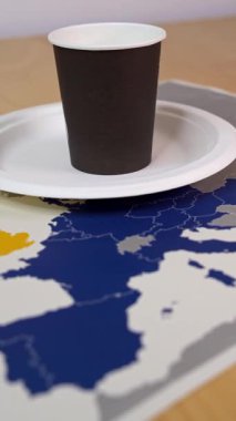 Tek kullanımlık plastik sup direktifini sembolize ederek, tek kullanımlık bardaklar ve plakalar Avrupa haritasında yer alır