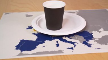 Tek kullanımlık plastik sup direktifini sembolize ederek, tek kullanımlık bardaklar ve plakalar Avrupa haritasında yer alır
