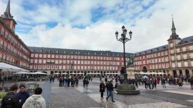 Madrid, İspanya. 15 Mart 2025: Madrid Plaza Belediye Başkanı, bulutlu bir günde ikonik meydanda turist ve yerlilerle birlikte yürüyor..