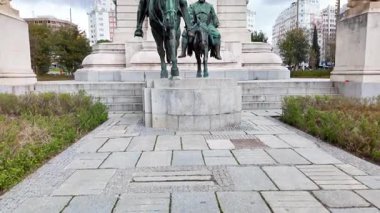 Don quixote ve Sancho Panza 'nın bronz heykelleri, Miguel de Cervantes' e adanmış taş bir anıtın dibinde.