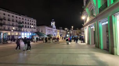 İspanya 'nın Madrid kentindeki Puerta del Sol Meydanı' nda geceleri toplanan kalabalık