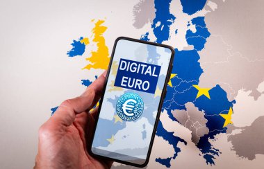 Arkaplanda Avrupa Birliği haritası bulunan bir akıllı telefon ekranında dijital avro sembolü gösterildi
