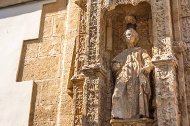 Cordoba 'daki tarihi bir binanın yıpranmış cephesini süsleyen antik taş heykel, şehrin zengin mirasının bir kanıtı.