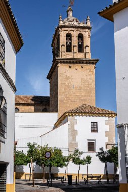 Geleneksel mimari ve çan kulesi Cordoba, Endülüs, İspanya, Unesco Dünya Mirası Bölgesi 'ndeki bir kilisenin tarihi yapısına ait.