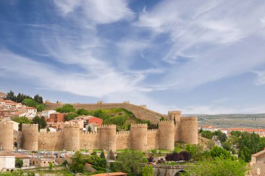 Unesco 'nun dünya mirası olan Avila' nın etkileyici ortaçağ duvarları bulutlu bir gökyüzünün altında zengin bir tarihi yansıtıyor.