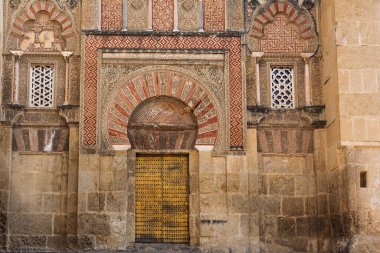 Altın kapı ve mimari tarzların büyüleyici bir karışımı olan tarihi Cordoba Camii katedralini süsleyen karmaşık detaylar.