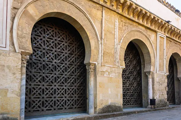 Güneş ışığı, Cordoba, İspanya 'daki mezquita katedralinin karmaşık kafes ve at nalı kemerlerini aydınlatıyor.
