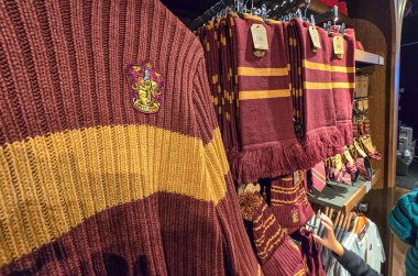 Londra, İngiltere. 17 Nisan 2025 'te Harry Potter evreninden resmi ürünlerin sergilendiği bir mağazada örülmüş gryffindor süveter ve eşarplar bulundu.