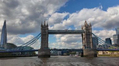 Londra 'daki kule köprüsünün muhteşem manzarası. Arka planda kırık bir gökdelen var.