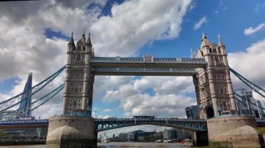 Londra 'daki Thames nehrinin üzerinde görkemli bir şekilde duran kule köprüsü.