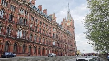 St Pancras Rönesans Oteli, Londra 'daki St. Pancras tren istasyonunun yanındaki Viktorya tarzı gotik bir bina.