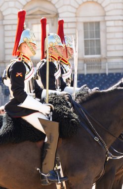 Londra, İngiltere. 17 Nisan 2025: Atlı süvari birlikleri Londra 'daki geçit töreninde ata biniyor.