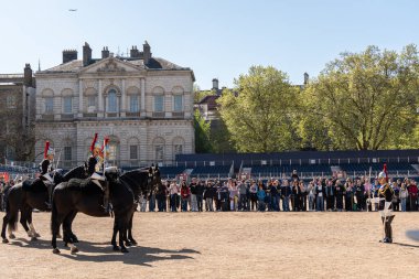 Londra, İngiltere. 17 Nisan 2025: Atlı süvari birlikleri Londra 'daki geçit töreninde ata biniyor.