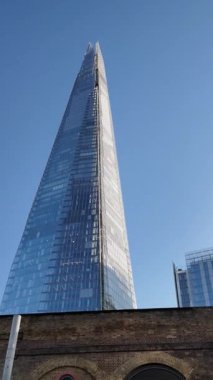 Londra Köprüsü istasyonu güneşli bir günde parçalanmış gökdeleni gösteriyor