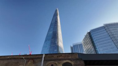 Londra Köprüsü istasyonu güneşli bir günde parçalanmış gökdeleni gösteriyor