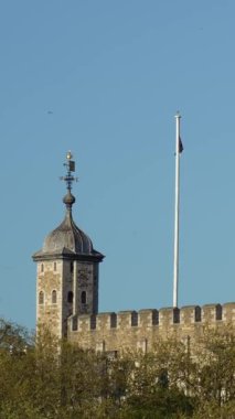 Londra Kulesi rüzgarda sallanan İngiliz bayrağını gösteriyor