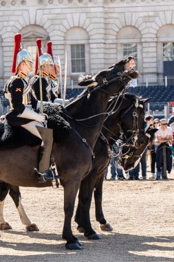 Londra, İngiltere. 17 Nisan 2025: Atlı süvari birlikleri geleneksel tören sırasında atlara bindi ve turistleri izledi.