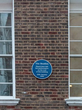 30 Ocak 1969 'da Londra' da yapılacak Beatles çatı konseri anısına verilen mavi plaket, son canlı performansları.
