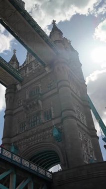 Londra 'daki Tower Köprüsü' nün altında yelken açıyoruz.
