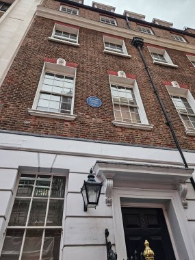 Londra, İngiltere. 18 Nisan 2025: 30 Ocak 1969 'da Londra' da düzenlenen Beatles çatı konseri anısına yapılan mavi plaket, son canlı performansları.