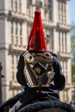 Londra, İngiltere. 17 Nisan 2025: Beyaz yüzlü siyah bir ata binip Londra 'daki at muhafızları geçit töreninden çıkan Kraliçe Muhafız.