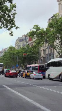 Barselona, İspanya. 9 Mayıs 2025: trafik ve turistler Barselona 'nın lüks mağazaları ve modernist mimarisi ile bilinen büyük caddesi Passeig de Gracia' yı doldurdu.