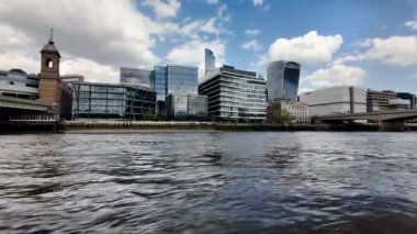 Londra 'daki nehir boyunca modern binalar çarpıcı bir şehir manzarası yaratıyor.