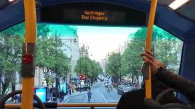 Londra, İngiltere. 17 Nisan 2025 Londra otobüsüyle Oxford Caddesi 'ndeki Selfridges mağazasına yaklaşan yolcu.