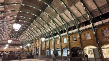 Londra, İngiltere. 17 Nisan 2025: Zarif bir ahır pazarı. İçi gece aydınlandı.