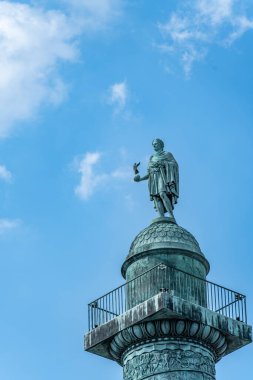 Napolyon heykeli bulunan Vendome sütunu Fransa 'nın Paris şehrindeki Vendome Meydanı' nda mavi gökyüzünün altında zafer heykeli tutuyor.