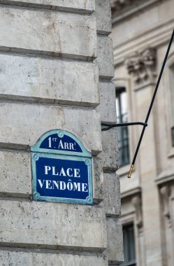 İkonik mavi ve beyaz Paris sokak tabelası 1. bölgenin kalbinde Vendome Meydanı yazıyor.