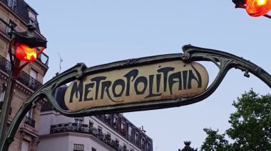 Paris, Fransa. 14 Mayıs 2025, Art Nouveau metro girişi Paris akşam ışığı altında parlıyor.