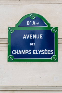 Paris, Fransa 'nın 8. semtinde yer alan prestijli Champs des Elysees Bulvarı' nı gösteren klasik Paris sokak tabelası.
