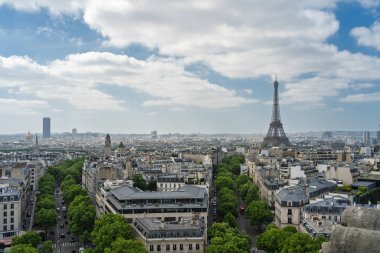 Gökyüzünün altındaki ikonik Eyfel Kulesi ile Paris 'in gökyüzü manzarası