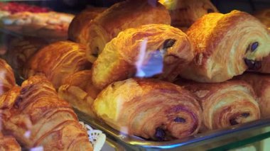 Bir Paris fırınındaki tepside sergilenen koyu çikolatayla dolu altın kahverengimsi acı leziz aromalarıyla yoldan geçenleri cezbediyor.