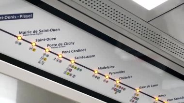 Paris, Fransa. 14 Mayıs 2025: Parlayan ışıklar Paris metro hattının rotasını, istasyon ilerlemesini ve canlı şehir ulaşım dinamiklerini vurguluyor
