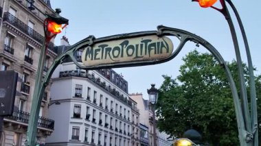 Süslü sanat eseri Metropolis tabelası Paris 'in alacakaranlığını aydınlatıyor.