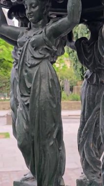 Paris, Fransa. 15 Mayıs 2025, Wallace Fountain, Paris. Wallace fıskiyeleri, Richard Wallace 'ın adını alan halka açık çeşmelerdir. Fransa 'nın Paris şehrinin dört bir yanına dağılmış büyük dökme demir heykeller.